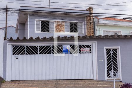 Casa à venda com 200m², 4 quartos e 3 vagas Casa à venda com 200m², 4 quartos e 3 vagasFachada
