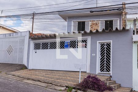 Casa à venda com 200m², 4 quartos e 3 vagas Casa à venda com 200m², 4 quartos e 3 vagasFachada
