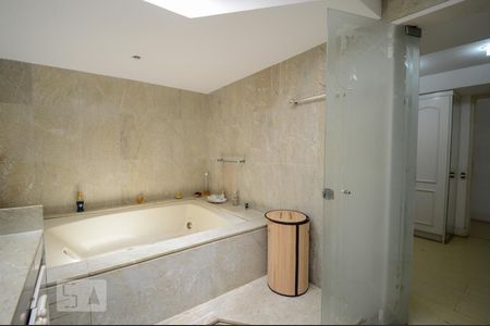 Apartamento à venda com 1080m², 6 quartos e 6 vagas Apartamento à venda com 1080m², 6 quartos e 6 vagasBanheiro da Suíte 1