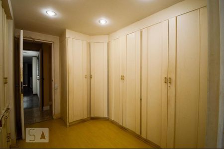 Apartamento à venda com 1080m², 6 quartos e 6 vagas Apartamento à venda com 1080m², 6 quartos e 6 vagasCloset da suíte 2