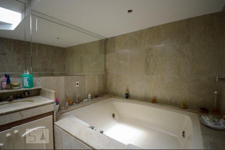 Apartamento à venda com 1080m², 6 quartos e 6 vagas Apartamento à venda com 1080m², 6 quartos e 6 vagasBanheiro da Suíte 1