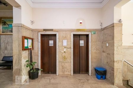 Apartamento à venda com 80m², 3 quartos e sem vaga Apartamento à venda com 80m², 3 quartos e sem vagaElevador