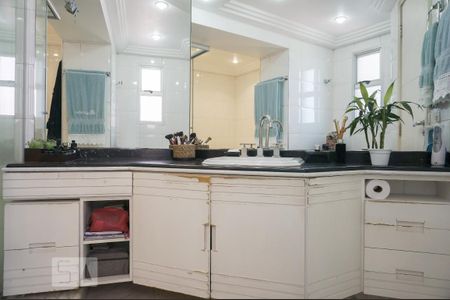 Apartamento à venda com 198m², 4 quartos e 2 vagasBanheiro da Suíte 1