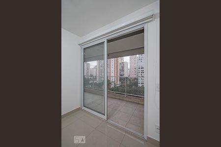 Porta Balcão da Sala de Estar para a Varanda de apartamento para alugar com 1 quarto, 50m² em Campo Belo, São Paulo