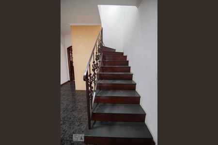 escada acesso dormitorios de casa à venda com 4 quartos, 198m² em Vila Ester (zona Norte), São Paulo