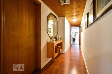 Apartamento à venda com 682m², 4 quartos e 4 vagas Apartamento à venda com 682m², 4 quartos e 4 vagasCorredor Suítes