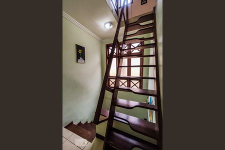 Casa à venda com 201m², 3 quartos e 4 vagas Casa à venda com 201m², 3 quartos e 4 vagasEscadas