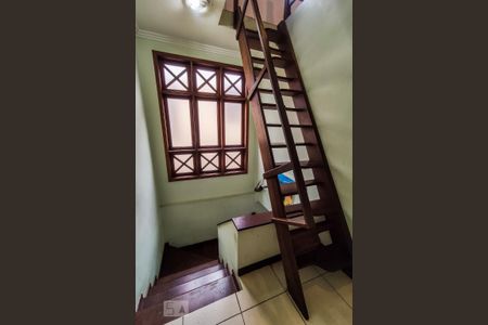 Casa à venda com 201m², 3 quartos e 4 vagas Casa à venda com 201m², 3 quartos e 4 vagasEscadas