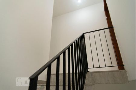 Escada de casa para alugar com 3 quartos, 133m² em Jardim Piqueroby, São Paulo