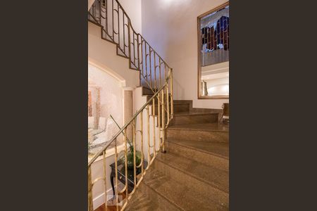 Casa à venda com 400m², 5 quartos e 2 vagasEscadas