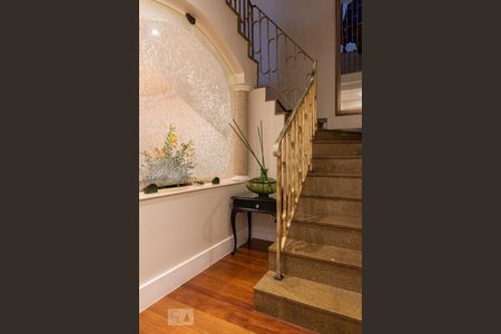 Casa à venda com 400m², 5 quartos e 2 vagasEscadas