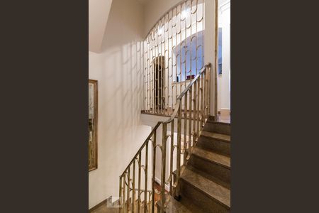 Casa à venda com 400m², 5 quartos e 2 vagasEscadas