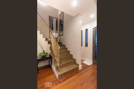 Casa à venda com 400m², 5 quartos e 2 vagasEscadas