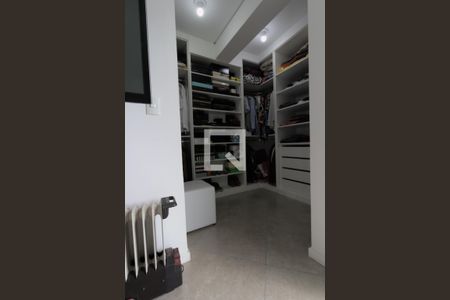 Casa à venda com 384m², 3 quartos e 5 vagas Casa à venda com 384m², 3 quartos e 5 vagasCloset da suíte