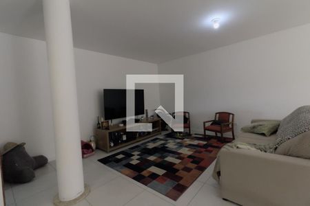 Casa à venda com 384m², 3 quartos e 5 vagas Casa à venda com 384m², 3 quartos e 5 vagasSala de TV