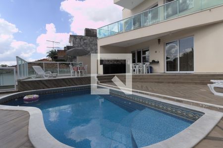 Casa à venda com 384m², 3 quartos e 5 vagas Casa à venda com 384m², 3 quartos e 5 vagasÁrea Externa Piscina