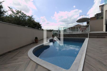 Casa à venda com 384m², 3 quartos e 5 vagas Casa à venda com 384m², 3 quartos e 5 vagasÁrea Externa Piscina