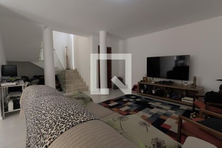 Casa à venda com 384m², 3 quartos e 5 vagas Casa à venda com 384m², 3 quartos e 5 vagasSala de TV