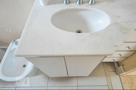 Apartamento à venda com 136m², 2 quartos e 2 vagas Apartamento à venda com 136m², 2 quartos e 2 vagasPia do banheiro