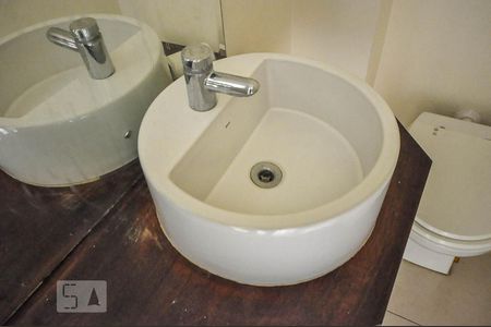 Apartamento à venda com 136m², 2 quartos e 2 vagas Apartamento à venda com 136m², 2 quartos e 2 vagasPia do lavabo