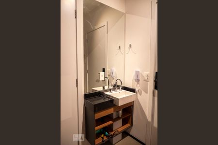Banheiro de kitnet/studio para alugar com 1 quarto, 24m² em Liberdade, São Paulo