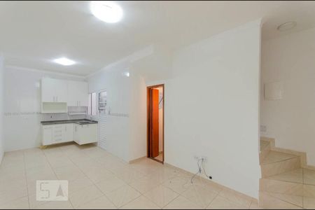 Sala e Cozinha de casa de condomínio à venda com 2 quartos, 52m² em Vila Marieta, São Paulo