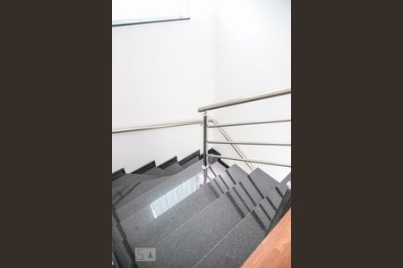 Escada de casa para alugar com 3 quartos, 200m² em Olímpico, São Caetano do Sul