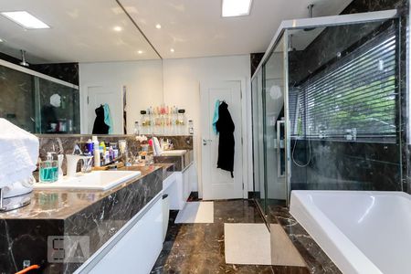 Casa de condomínio à venda com 790m², 4 quartos e 6 vagasBanheiro da Suíte 1