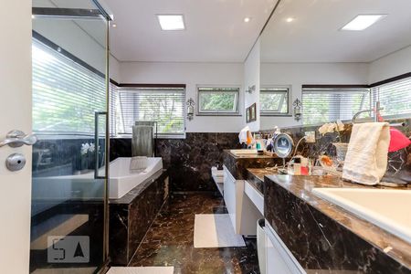 Casa de condomínio à venda com 790m², 4 quartos e 6 vagasBanheiro da Suíte 1