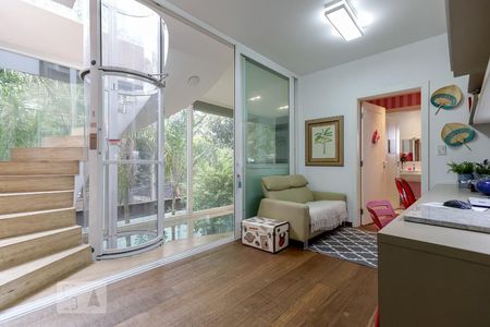 Casa de condomínio à venda com 790m², 4 quartos e 6 vagasEscritório