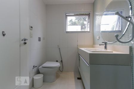 Casa de condomínio à venda com 790m², 4 quartos e 6 vagasBanheiro da Suíte 2