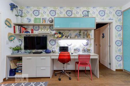 Casa de condomínio à venda com 790m², 4 quartos e 6 vagasEscritório