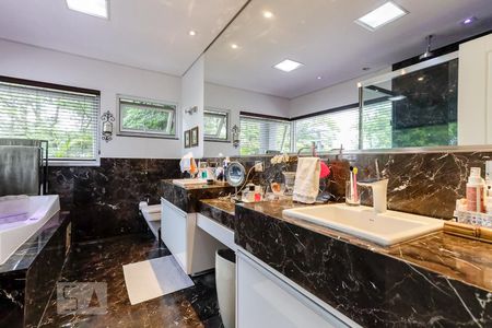 Casa de condomínio à venda com 790m², 4 quartos e 6 vagasBanheiro da Suíte 1