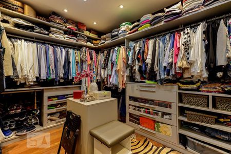 Casa de condomínio à venda com 790m², 4 quartos e 6 vagasCloset da Suíte 1