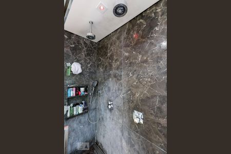 Casa de condomínio à venda com 790m², 4 quartos e 6 vagasBanheiro da Suíte 1