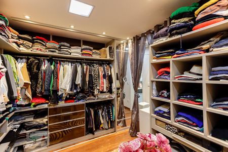 Casa de condomínio à venda com 790m², 4 quartos e 6 vagasCloset da Suíte 1