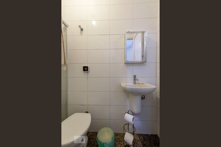 Casa de condomínio à venda com 790m², 4 quartos e 6 vagasBanheiro de Serviço