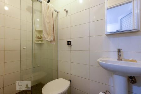 Casa de condomínio à venda com 790m², 4 quartos e 6 vagasBanheiro de Serviço