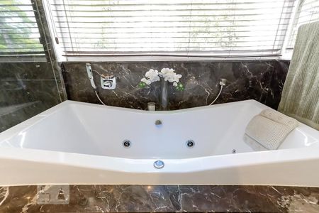 Casa de condomínio à venda com 790m², 4 quartos e 6 vagasBanheiro da Suíte 1