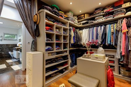 Casa de condomínio à venda com 790m², 4 quartos e 6 vagasCloset da Suíte 1