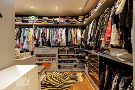 Casa de condomínio à venda com 790m², 4 quartos e 6 vagasCloset da Suíte 1