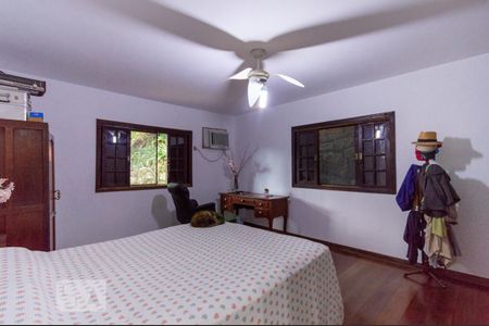 Casa à venda com 391m², 5 quartos e 3 vagas Casa à venda com 391m², 5 quartos e 3 vagasSuíte