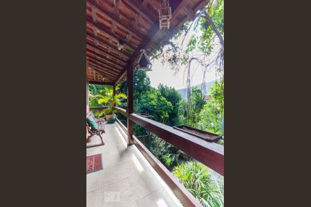 Casa à venda com 391m², 5 quartos e 3 vagas Casa à venda com 391m², 5 quartos e 3 vagasVaranda