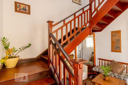 Casa para alugar com 240m², 3 quartos e 4 vagas Casa para alugar com 240m², 3 quartos e 4 vagasEscada