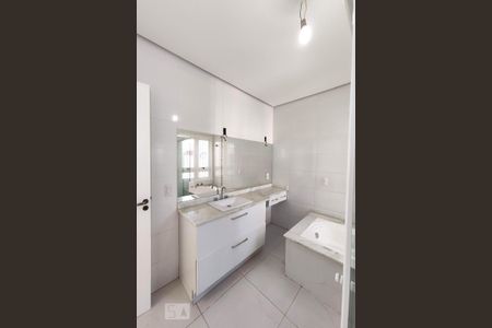 Casa à venda com 217m², 3 quartos e 5 vagasBanheiro da Suíte