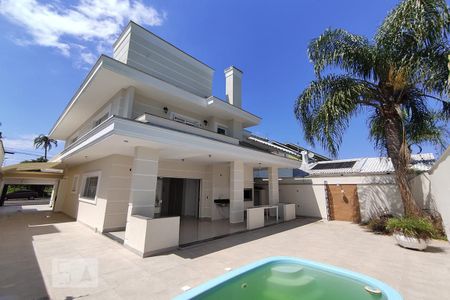 Casa à venda com 217m², 3 quartos e 5 vagasPiscina