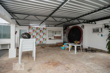 Casa à venda com 240m², 4 quartos e 5 vagasQuintal Fundos