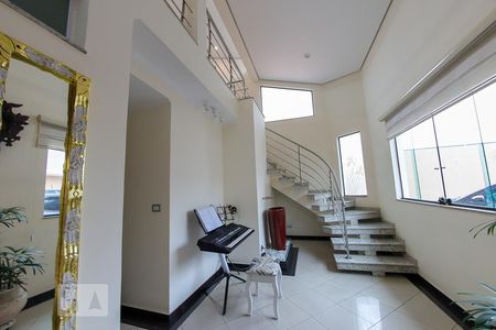 Hall de casa para alugar com 4 quartos, 260m² em Vila Mazzei, São Paulo