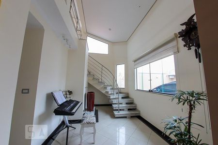 Hall de casa para alugar com 4 quartos, 260m² em Vila Mazzei, São Paulo