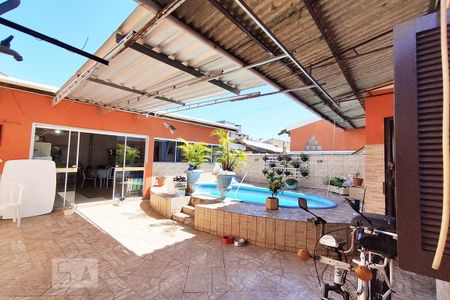 Casa à venda com 180m², 3 quartos e 2 vagasPátio 